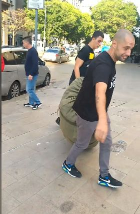 Красива полицайка влезе в палатките на протестиращите и... ВИДЕО