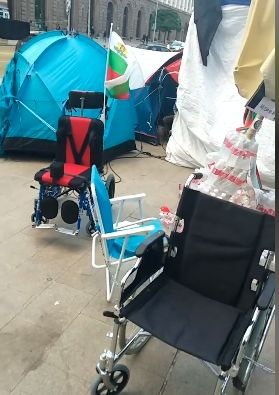 Красива полицайка влезе в палатките на протестиращите и... ВИДЕО