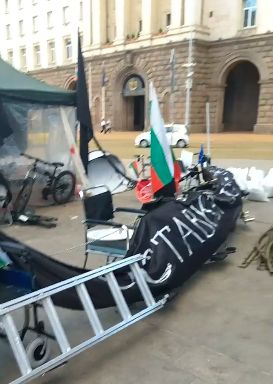 Красива полицайка влезе в палатките на протестиращите и... ВИДЕО