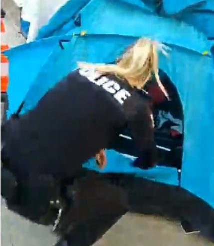 Красива полицайка влезе в палатките на протестиращите и... ВИДЕО