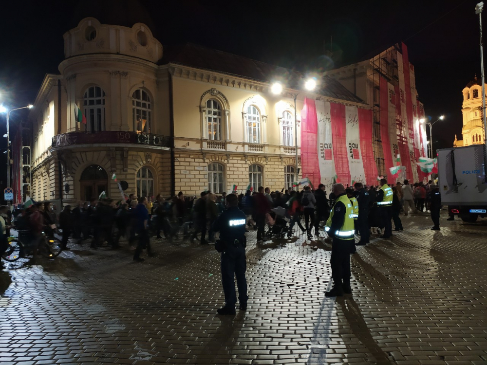 Протестът се пренася пред "Ал. Невски" СНИМКИ