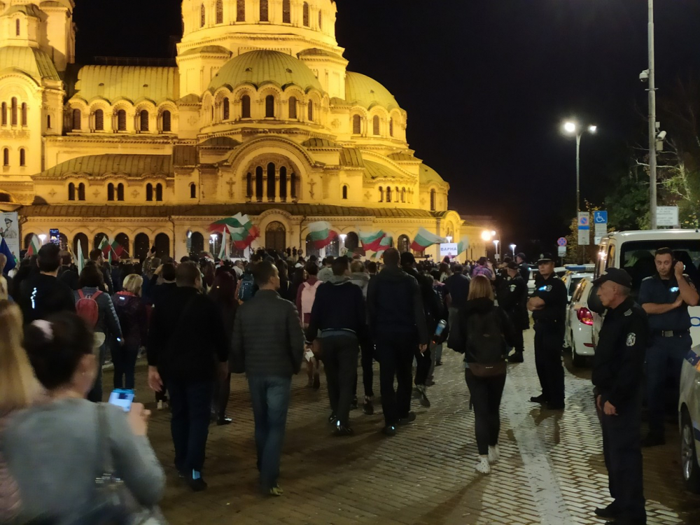 Протестът се пренася пред "Ал. Невски" СНИМКИ