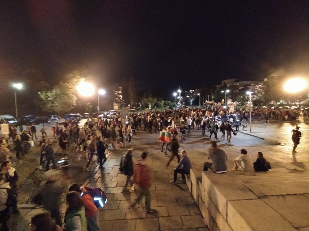 Протестът се пренася пред "Ал. Невски" СНИМКИ