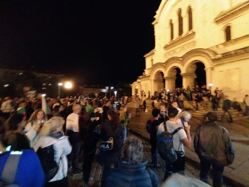Протестът се пренася пред "Ал. Невски" СНИМКИ