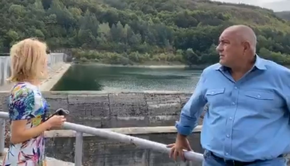 Борисов заведе русокоса красавица край язовира в Габрово и... ВИДЕО