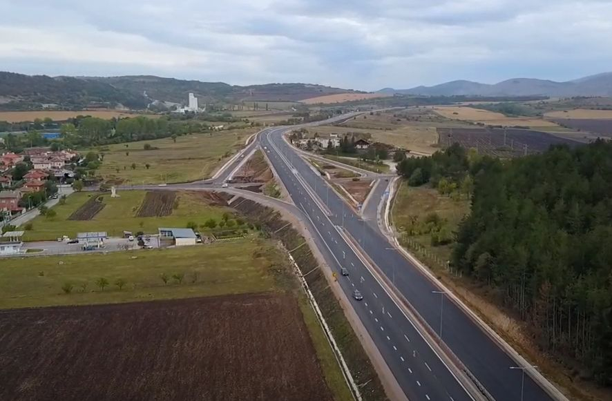 ВИДЕО от дрон показва докъде стигна АМ "Европа"