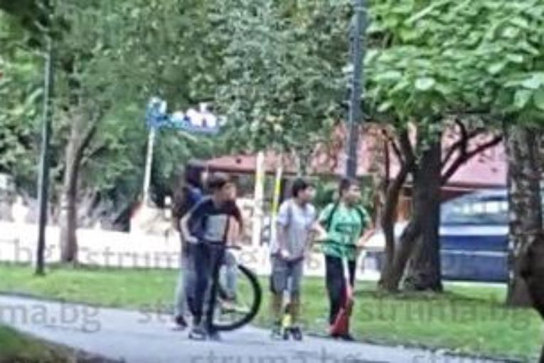 Три хлапета от Разлог намериха 10 лв. и станаха герои 
