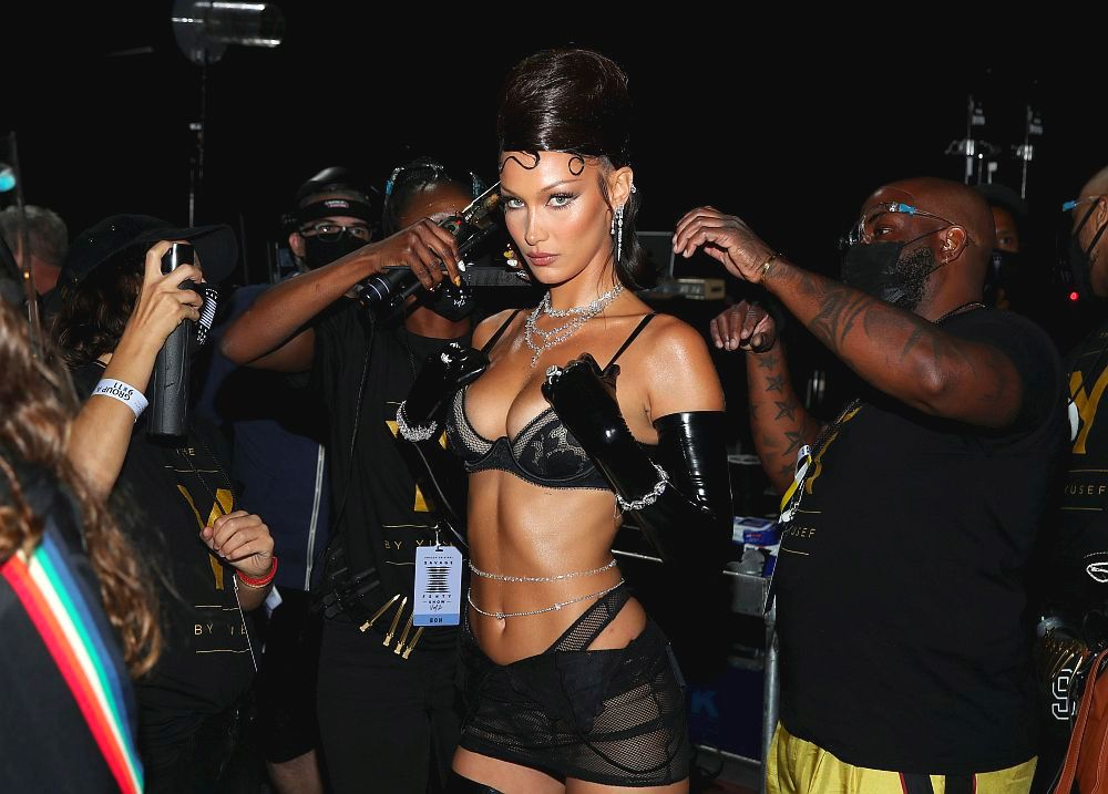 Голо, дръзко и много секси – различното шоу на Риана Savage X Fenty СНИМКИ 18+