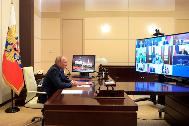 NZZ разбули тайната защо Путин не носи маска и се ръкува, но не се разболява от К-19 