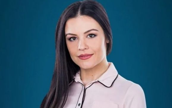 Първи думи на родната секси депутатка за пикантното ѝ минало СНИМКИ 18+