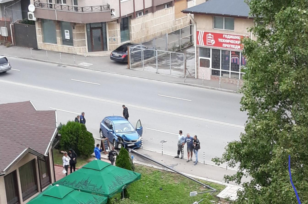 Страшен екшън посред бял ден на булевард в София СНИМКА