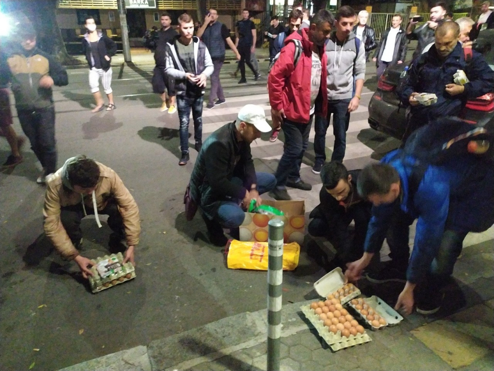 Малобройни протестиращи пак пропиляха яйца СНИМКИ