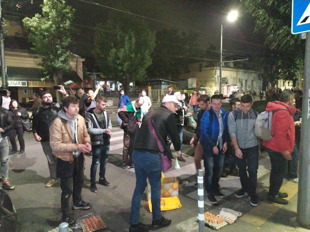 Малобройни протестиращи пак пропиляха яйца СНИМКИ