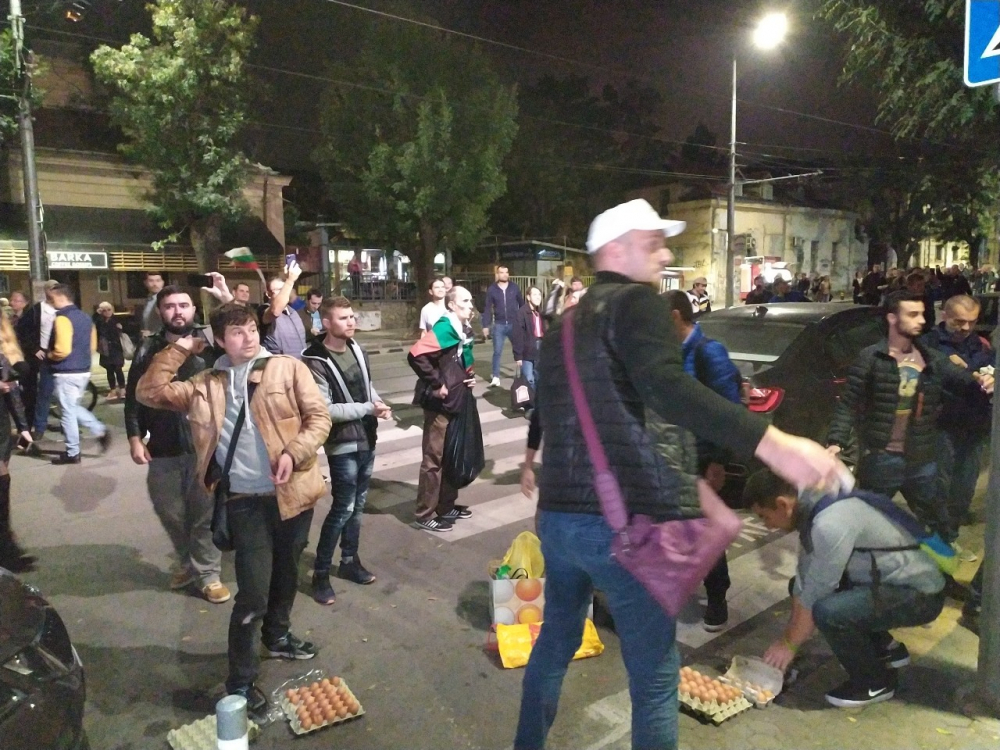 Малобройни протестиращи пак пропиляха яйца СНИМКИ