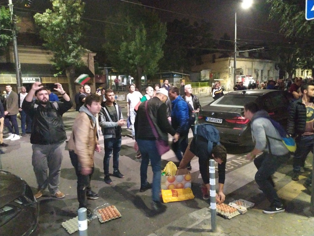 Малобройни протестиращи пак пропиляха яйца СНИМКИ