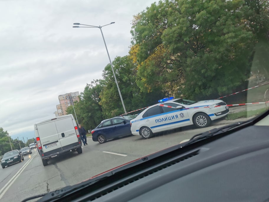 Сигнал до БЛИЦ: Жесток екшън с полицаи, стрелба и ранени на столичен булевард СНИМКА 