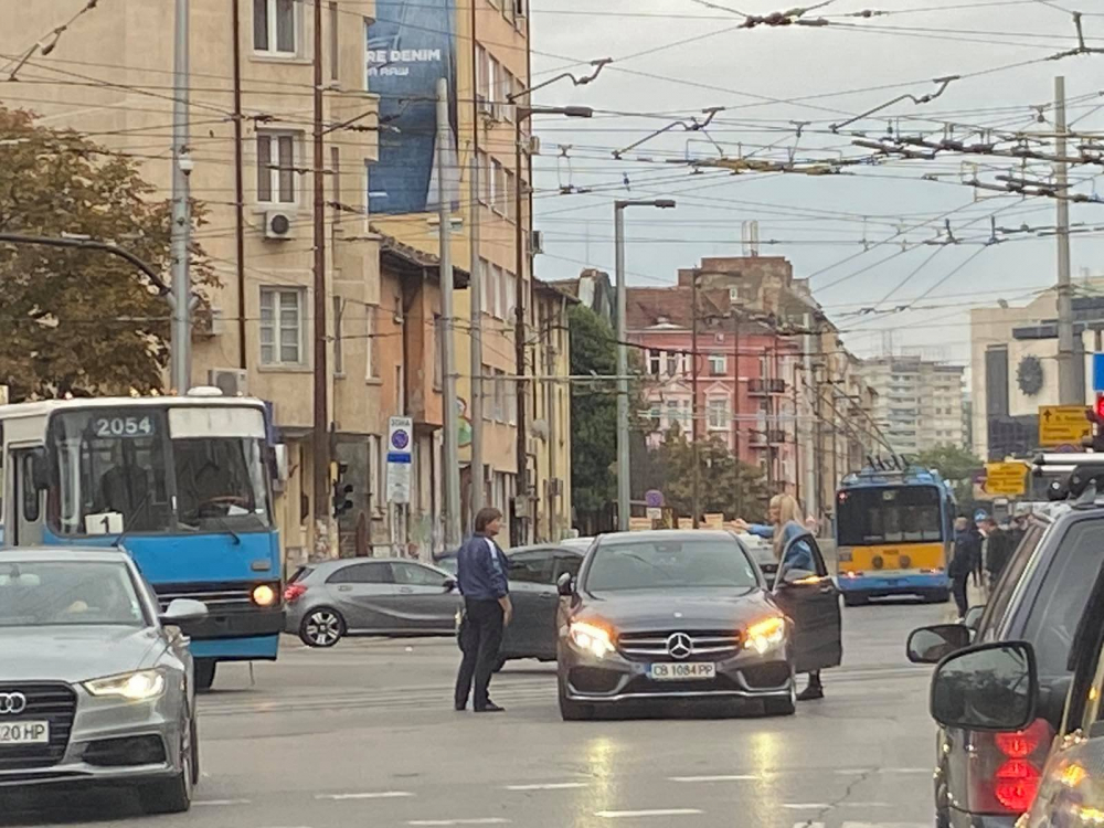 Извънредно в БЛИЦ! Блондинка с чисто нов Мерцедес забърка голям екшън на Петте кьошета СНИМКИ