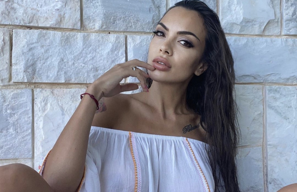 Лияна се показа гола и влажна под душа СНИМКА 18+