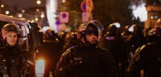 Въоръжени с метални пръти щурмуваха полицейски участък в Париж ВИДЕО 