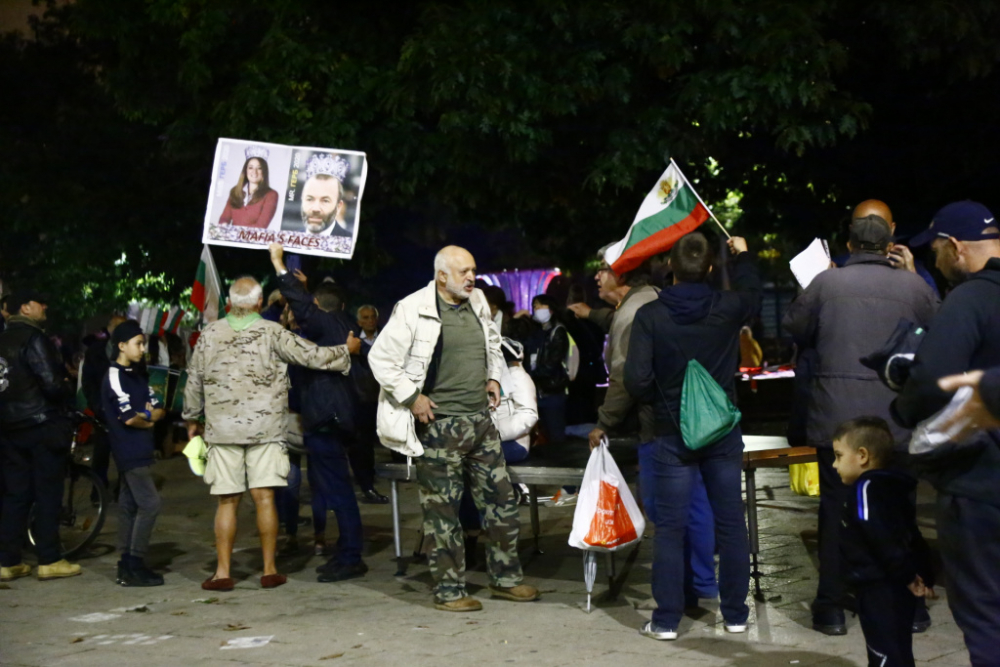 Шепа протестиращи блокираха "Цар Освободител" в София СНИМКИ