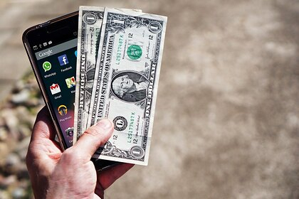 Стана ясно колко дълго "живее" коронавирусът върху пари и смартфони