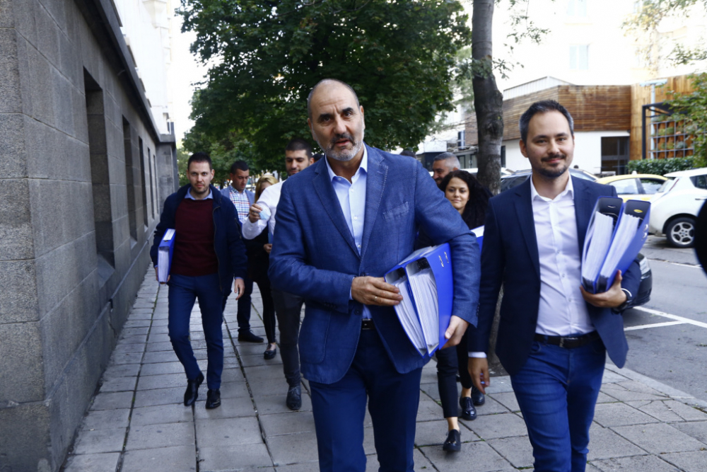 Цветанов се връща в политиката със синя папка СНИМКИ