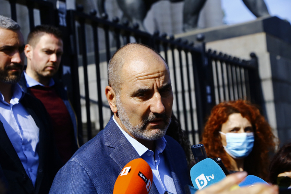 Цветанов се връща в политиката със синя папка СНИМКИ