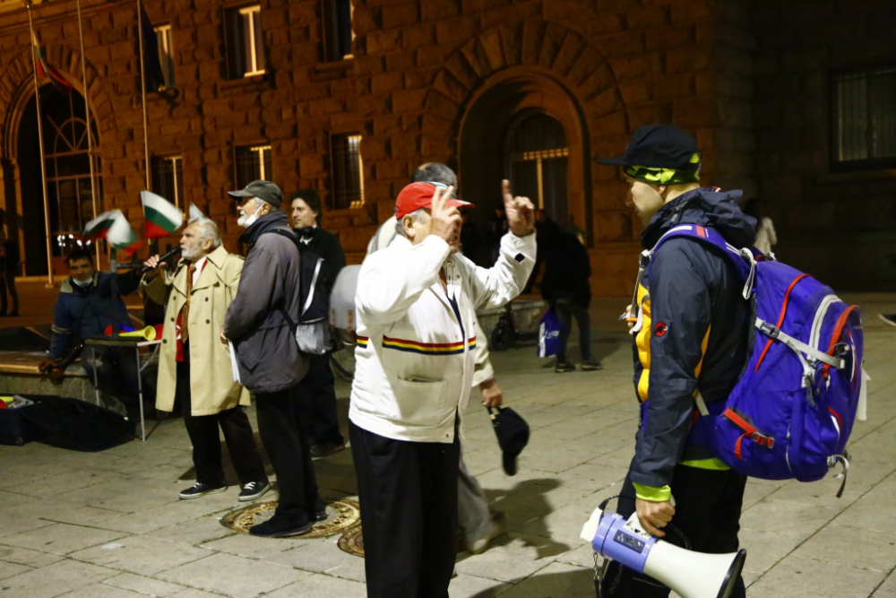 Напрежение в София! Легендарен протестиращ грабна микрофона и на "Отровното трио" им призля БЛИЦ TV 
