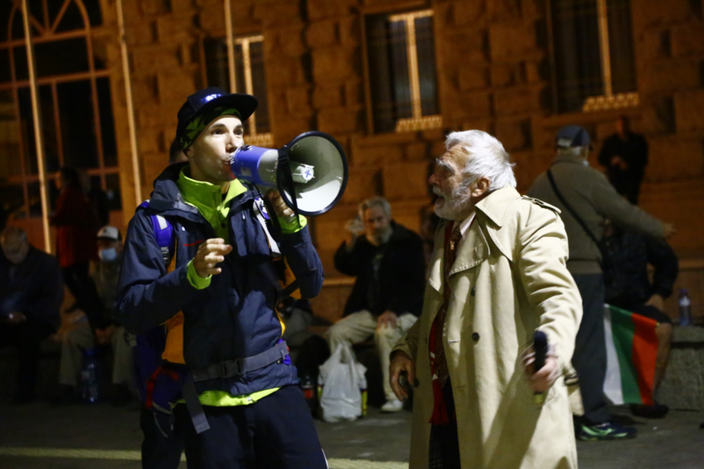 Напрежение в София! Легендарен протестиращ грабна микрофона и на "Отровното трио" им призля БЛИЦ TV 