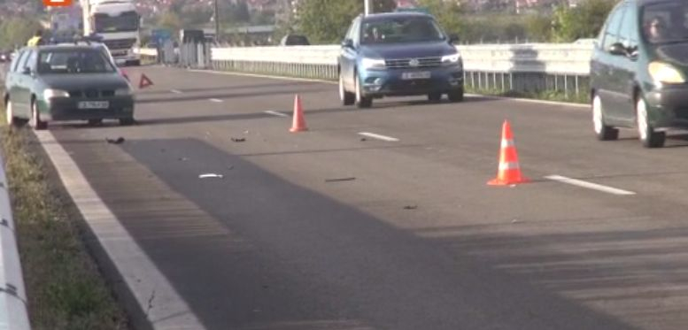 Голяма беля сполетя дядо, аварирал с колата си на входа на Бургас СНИМКИ
