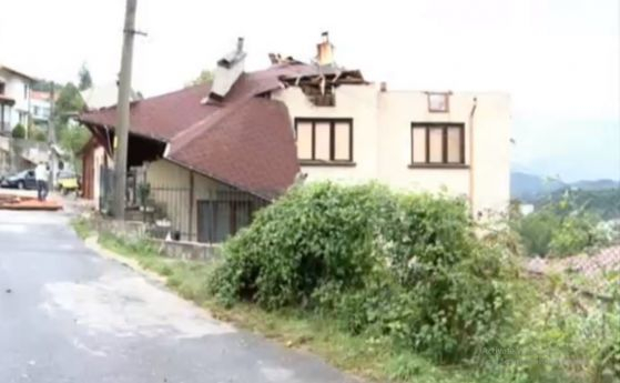 Общината помага на пострадалите след вчерашния ураганен вятър в Смолян