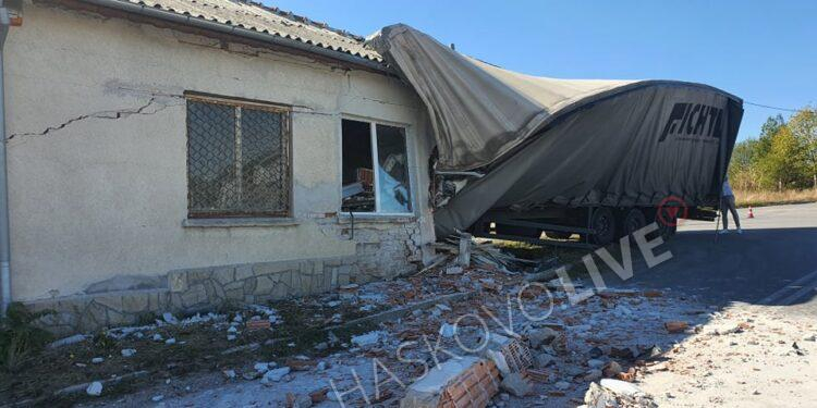 ТИР се заби като торпедо в дърводелски цех в Горски извор СНИМКИ 