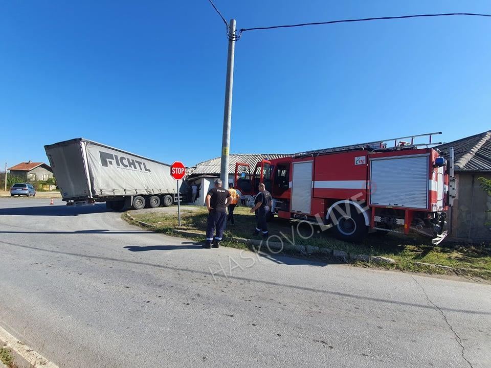 ТИР се заби като торпедо в дърводелски цех в Горски извор СНИМКИ 
