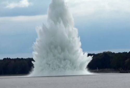 Мощен взрив! Бомба от Втората световна война... ВИДЕО