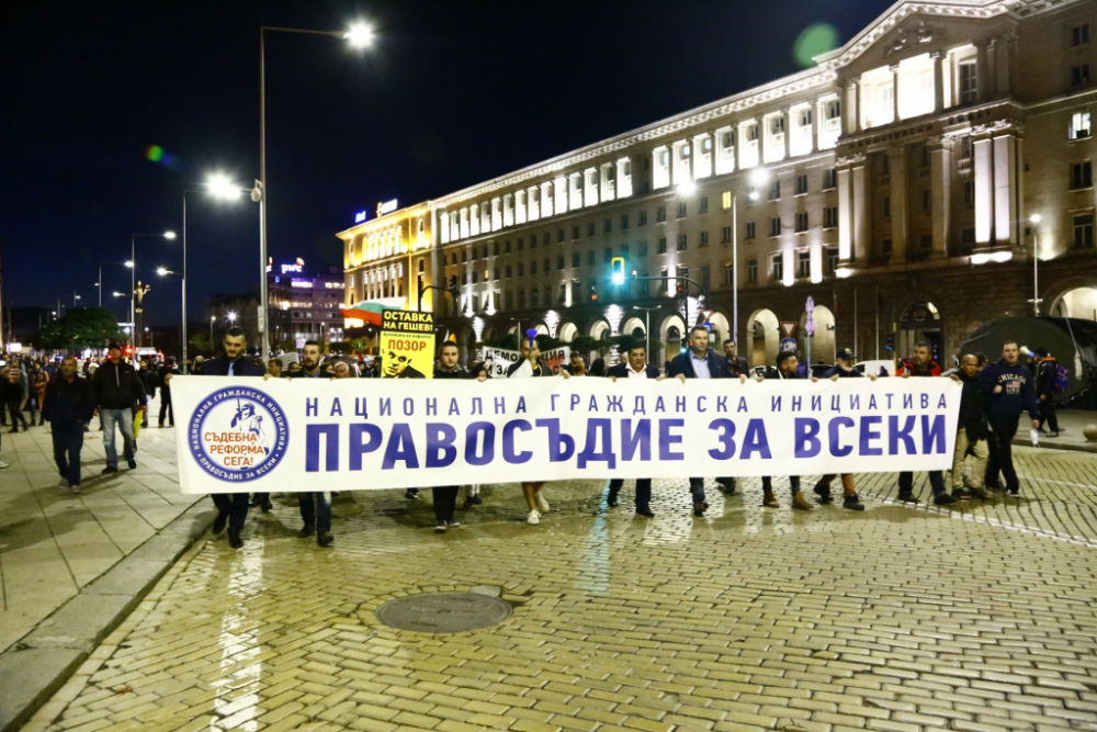 Лъскави мерцедеси се врязаха в протеста в София! Такова нещо не се бе случвало досега СНИМКИ