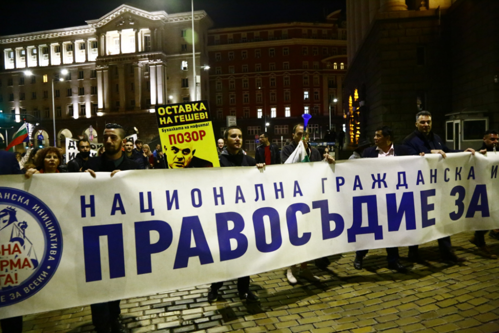 Лъскави мерцедеси се врязаха в протеста в София! Такова нещо не се бе случвало досега СНИМКИ