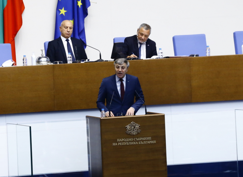 Жега в парламента: Депутатите спорят за оставката на Цвета Караянчева НА ЖИВО