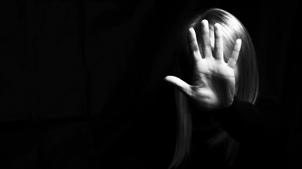 Докато родителите планират бъдещето ѝ, тя подготвя тяхното убийство