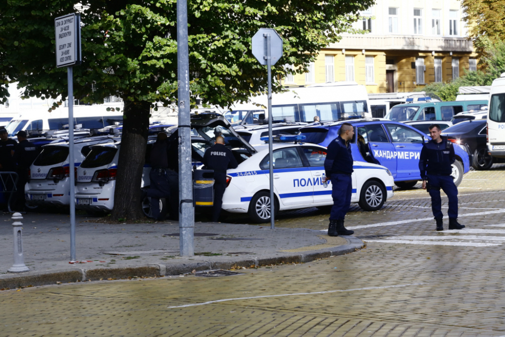 Протестиращи блокираха възлов булевард, на жълтите павета гъмжи от полиция СНИМКИ