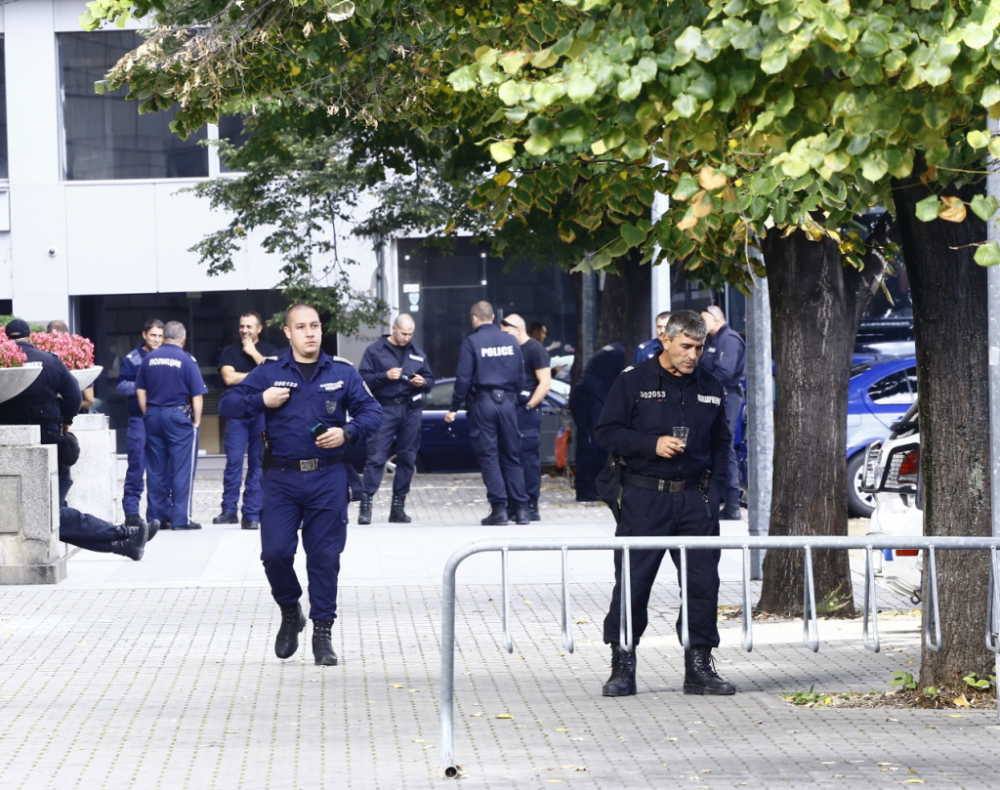 Протестиращи блокираха възлов булевард, на жълтите павета гъмжи от полиция СНИМКИ
