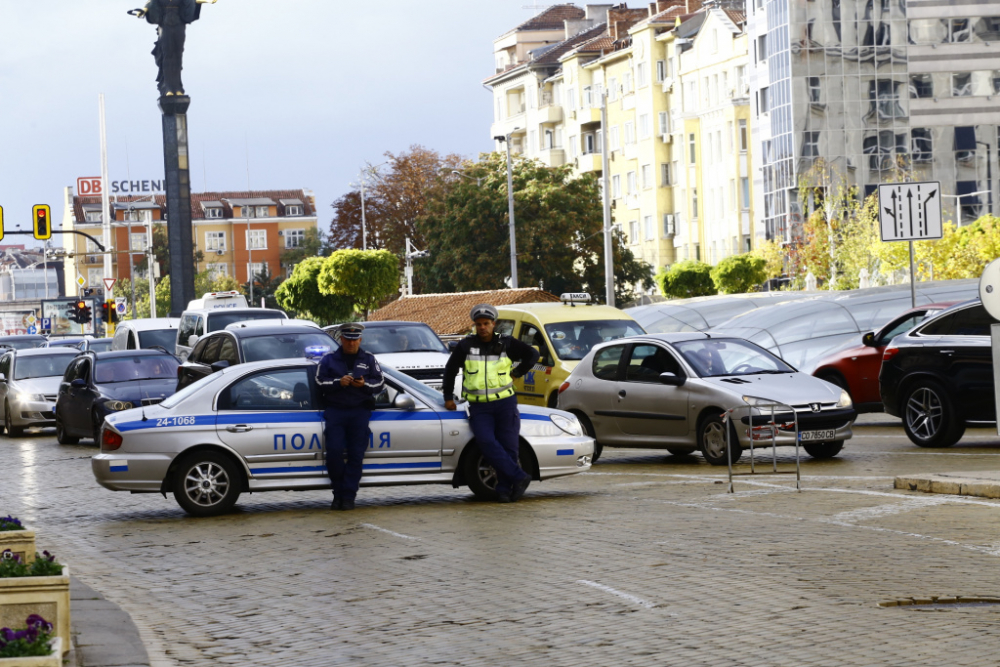 Протестиращи блокираха възлов булевард, на жълтите павета гъмжи от полиция СНИМКИ