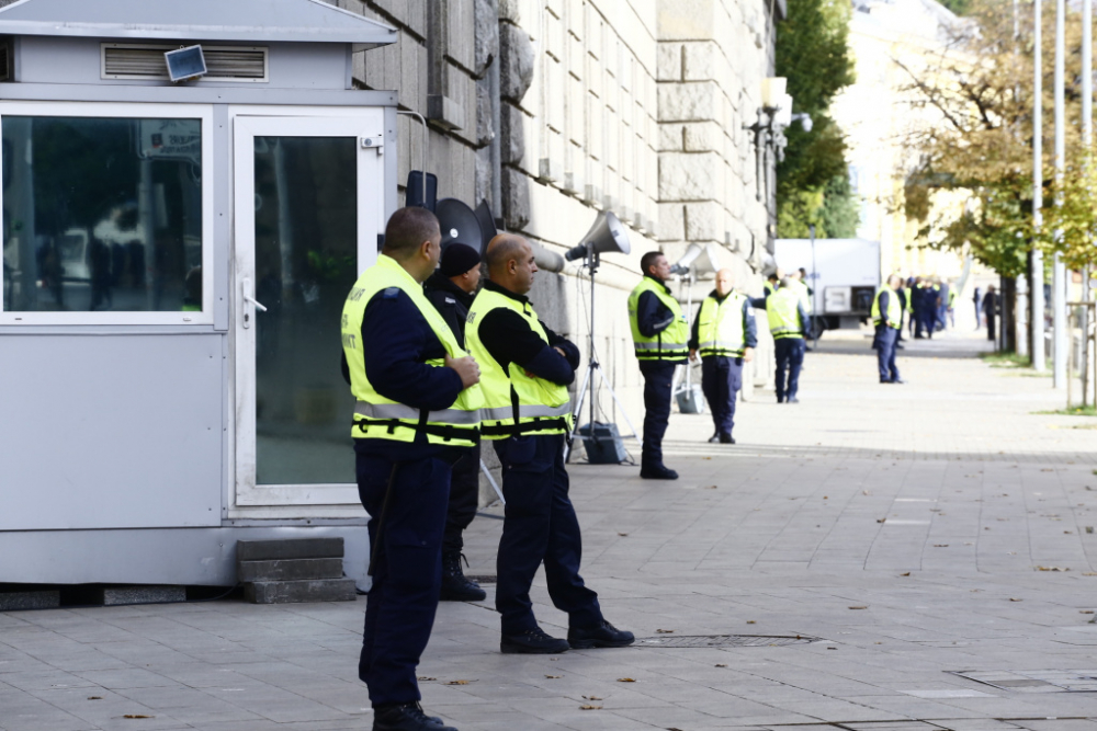 Протестиращи блокираха възлов булевард, на жълтите павета гъмжи от полиция СНИМКИ