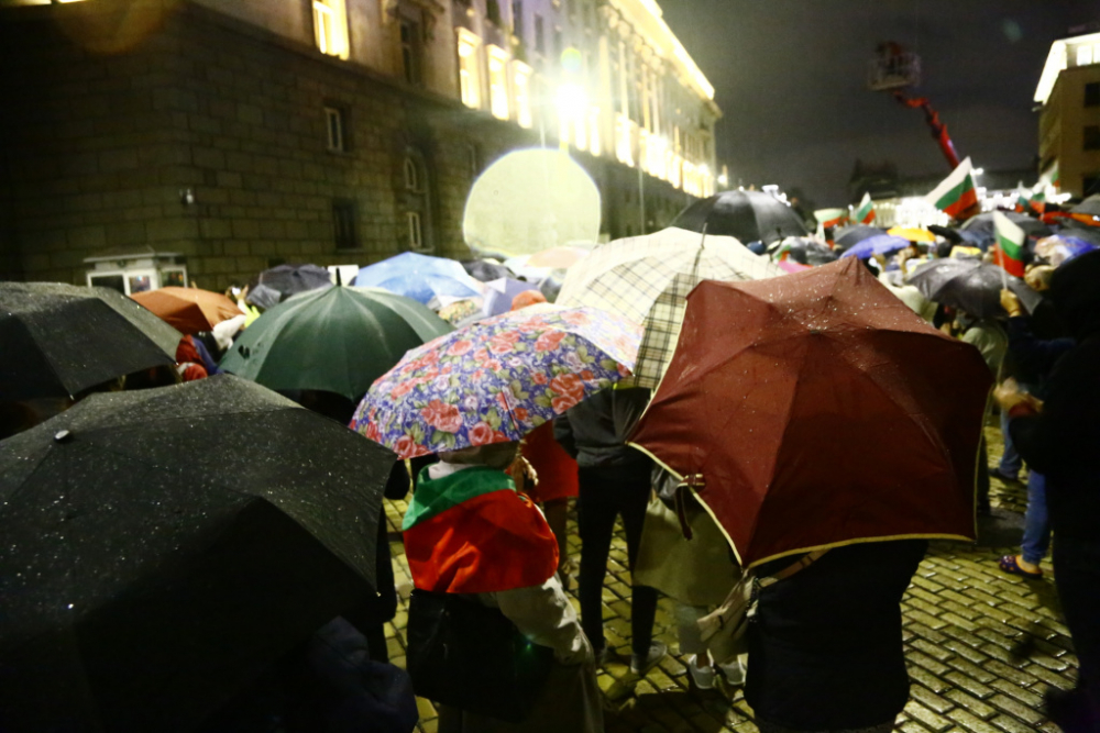 Протестиращите тръгнаха на шествие, но не към Орлов мост, а... СНИМКИ 
