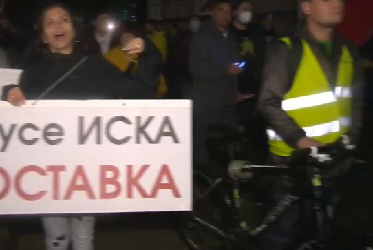 Прецакани от "Панорама" протестъри се мъчат да нахлуят в БНТ, но... СНИМКИ