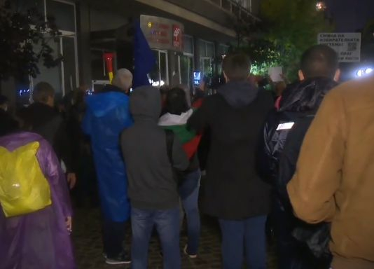 Прецакани от "Панорама" протестъри се мъчат да нахлуят в БНТ, но... СНИМКИ