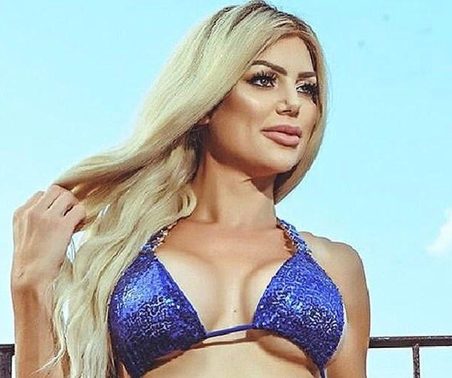 Майка на 4 деца след развод стана "момиче на годината" на Playboy СНИМКИ