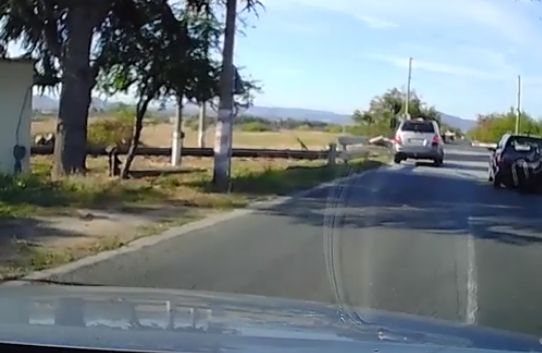 Шофьор втрещи всички с безумните си действия на жп прелез ВИДЕО 