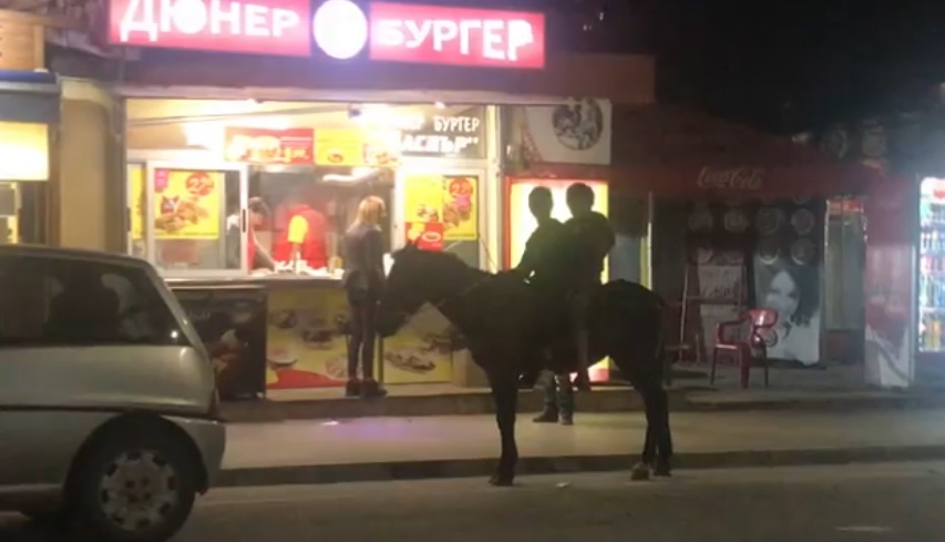 Тузарски джип и двама цигани на кон подлудиха София СНИМКИ
