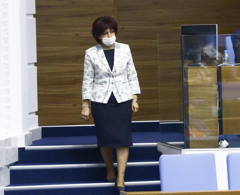 Навръх 1 ноември Караянчева се поклони пред... 