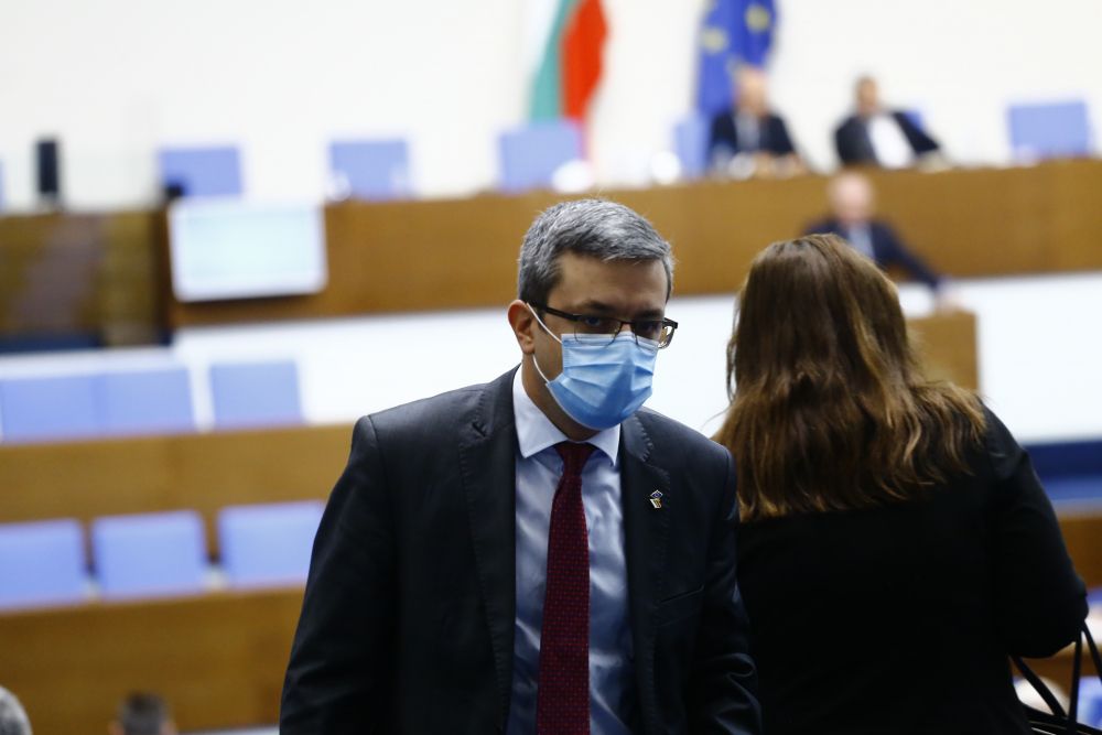 Биков посочи какво ще се случи в НС, ако Нинова направи правителство